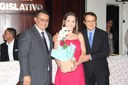 Filha do Dr. Pedro Bernardes recebendo homenageada das mãos do Secretario Trânsito, Transporte e Mobilidade Odeemes Braz