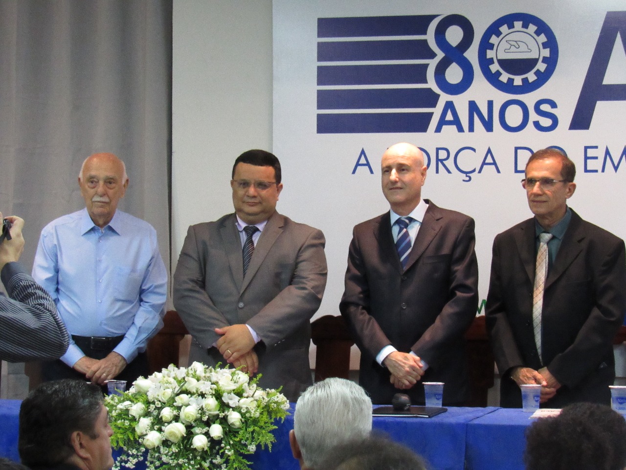   Presidente da Câmara entrega título de cidadania a ex presidente da ACII