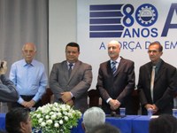   Presidente da Câmara entrega título de cidadania a ex presidente da ACII